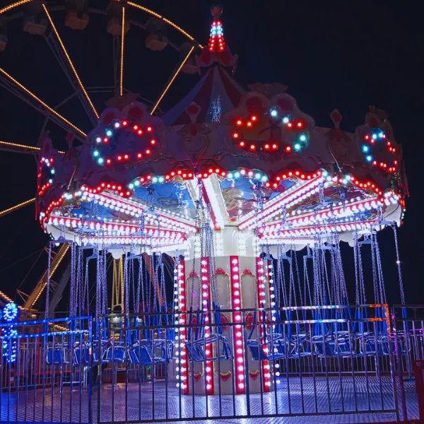 Chapéu Mexicano — cobertura circular iluminada e cadeirinhas em correntes, Radical Play Park