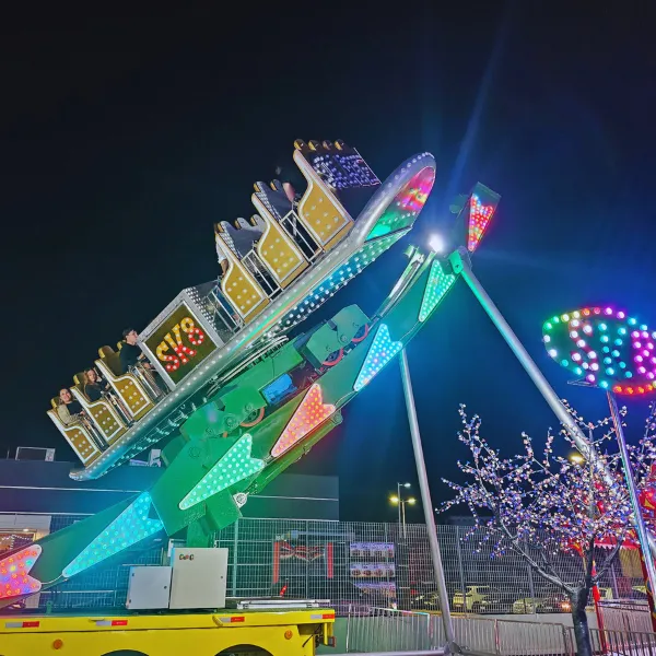 SK8 — grande prancha verde com fileira de assentos em movimento pendular, Radical Play Park